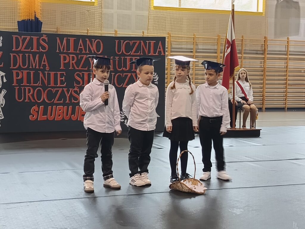 24 października 2025 roku w Szkole Podstawowej im. Ewarysta Estkowskiego w Mikstacie odbyła się wyjątkowa uroczystość –ślubowanie uczniów klas pierwszych.