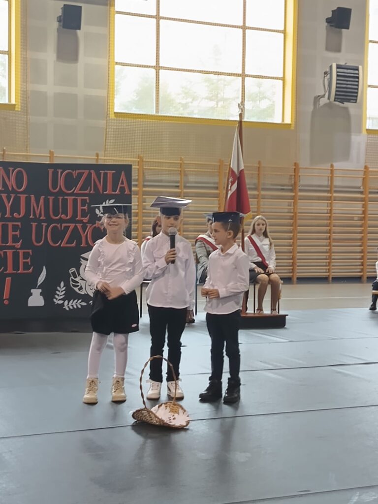 24 października 2025 roku w Szkole Podstawowej im. Ewarysta Estkowskiego w Mikstacie odbyła się wyjątkowa uroczystość –ślubowanie uczniów klas pierwszych.
