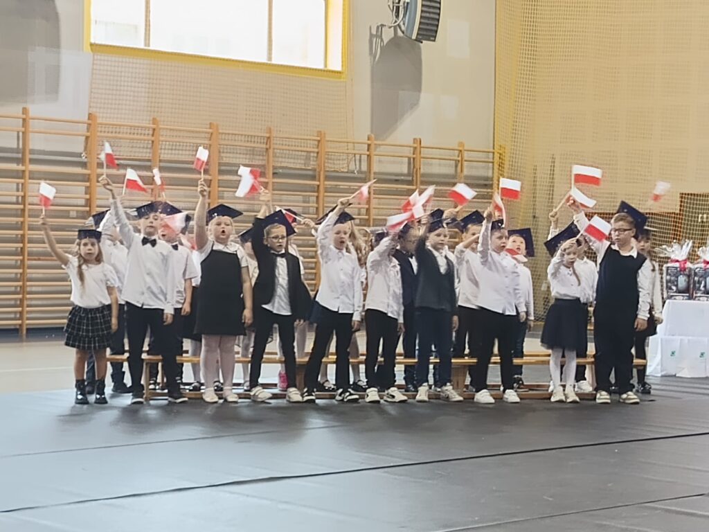 24 października 2025 roku w Szkole Podstawowej im. Ewarysta Estkowskiego w Mikstacie odbyła się wyjątkowa uroczystość –ślubowanie uczniów klas pierwszych.