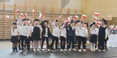 24 października 2025 roku w Szkole Podstawowej im. Ewarysta Estkowskiego w Mikstacie odbyła się wyjątkowa uroczystość  –ślubowanie uczniów klas pierwszych.