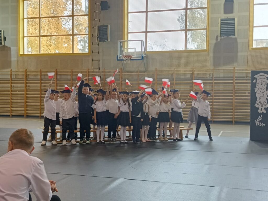 24 października 2025 roku w Szkole Podstawowej im. Ewarysta Estkowskiego w Mikstacie odbyła się wyjątkowa uroczystość –ślubowanie uczniów klas pierwszych.