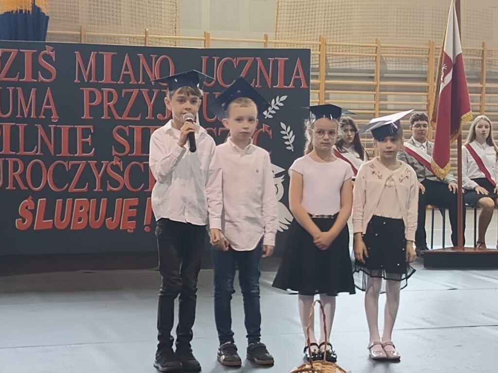 24 października 2025 roku w Szkole Podstawowej im. Ewarysta Estkowskiego w Mikstacie odbyła się wyjątkowa uroczystość –ślubowanie uczniów klas pierwszych.