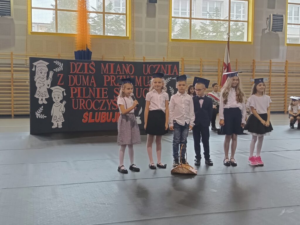 24 października 2025 roku w Szkole Podstawowej im. Ewarysta Estkowskiego w Mikstacie odbyła się wyjątkowa uroczystość –ślubowanie uczniów klas pierwszych.