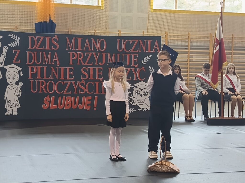 24 października 2025 roku w Szkole Podstawowej im. Ewarysta Estkowskiego w Mikstacie odbyła się wyjątkowa uroczystość –ślubowanie uczniów klas pierwszych.