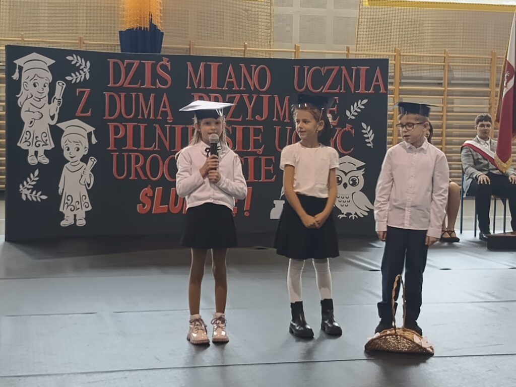 24 października 2025 roku w Szkole Podstawowej im. Ewarysta Estkowskiego w Mikstacie odbyła się wyjątkowa uroczystość –ślubowanie uczniów klas pierwszych.