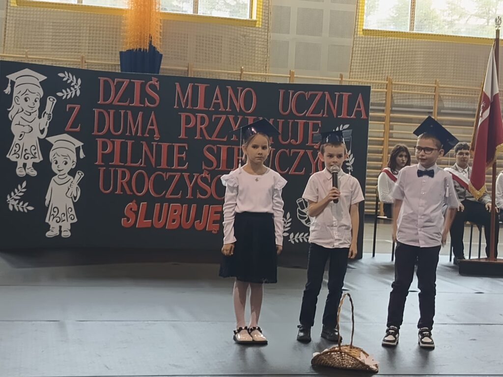 24 października 2025 roku w Szkole Podstawowej im. Ewarysta Estkowskiego w Mikstacie odbyła się wyjątkowa uroczystość –ślubowanie uczniów klas pierwszych.