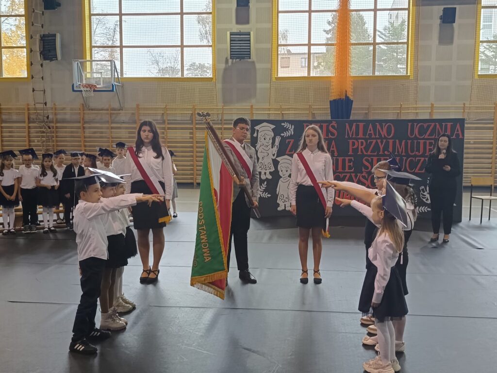 24 października 2025 roku w Szkole Podstawowej im. Ewarysta Estkowskiego w Mikstacie odbyła się wyjątkowa uroczystość –ślubowanie uczniów klas pierwszych.