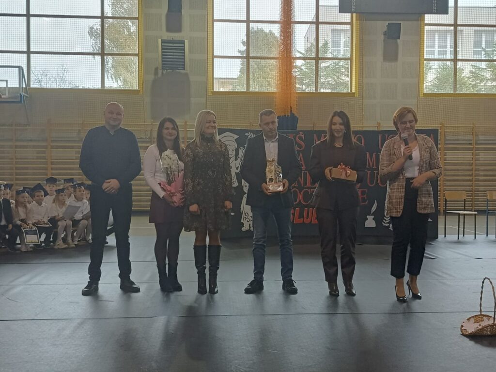 24 października 2025 roku w Szkole Podstawowej im. Ewarysta Estkowskiego w Mikstacie odbyła się wyjątkowa uroczystość –ślubowanie uczniów klas pierwszych.