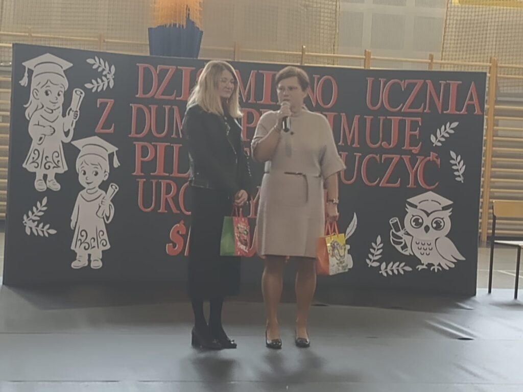 24 października 2025 roku w Szkole Podstawowej im. Ewarysta Estkowskiego w Mikstacie odbyła się wyjątkowa uroczystość –ślubowanie uczniów klas pierwszych.