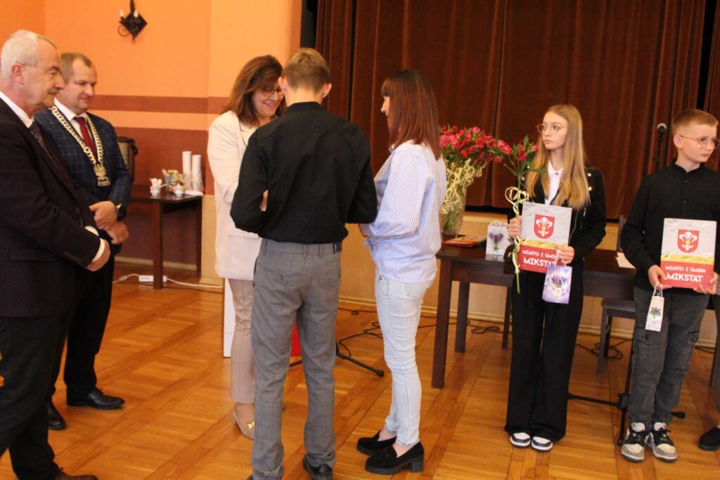 Mikstat. Mistrzowie sportu wyróżnieni.