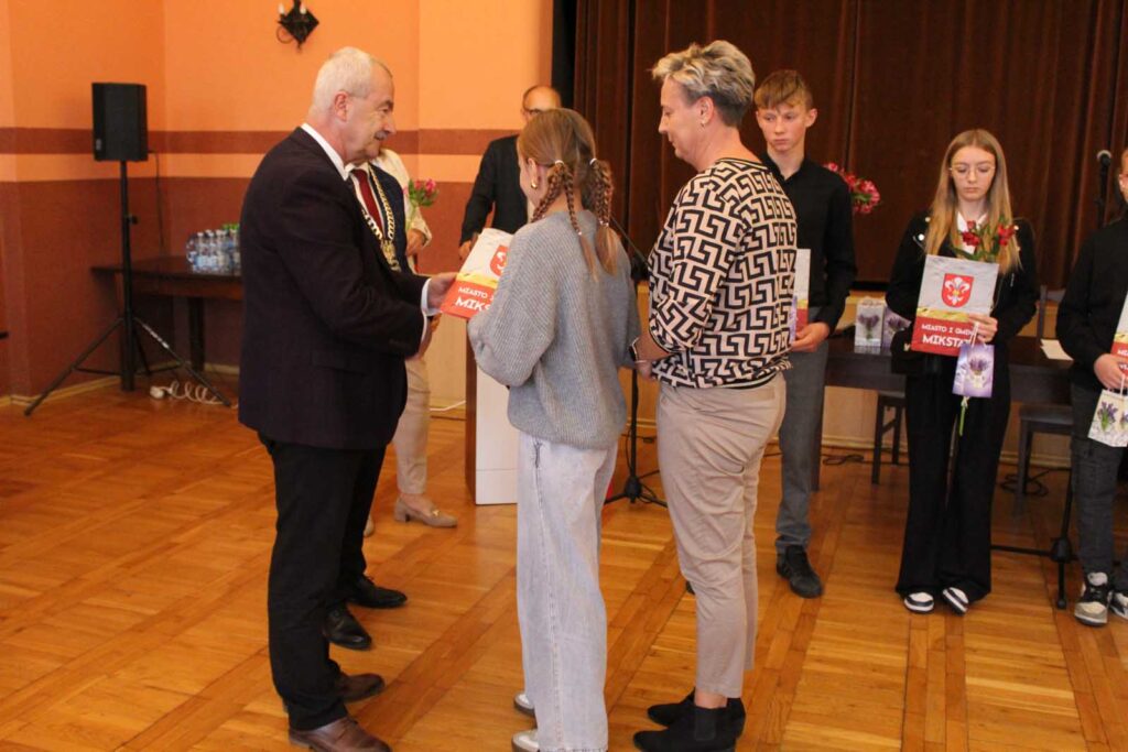 Mikstat. Mistrzowie sportu wyróżnieni.