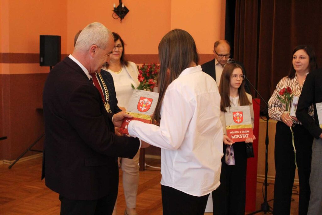 Mikstat. Mistrzowie sportu wyróżnieni.