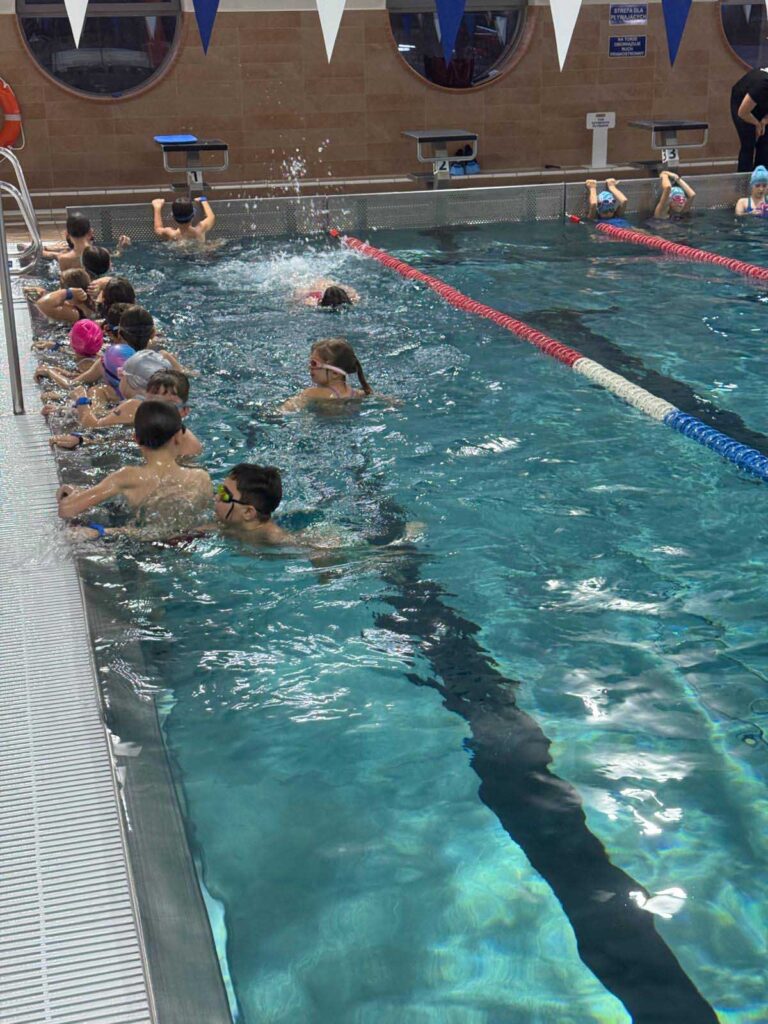 Udział uczniów szkół podstawowych z Miasta i Gminy Mikstat w programie „ABC Pływania”