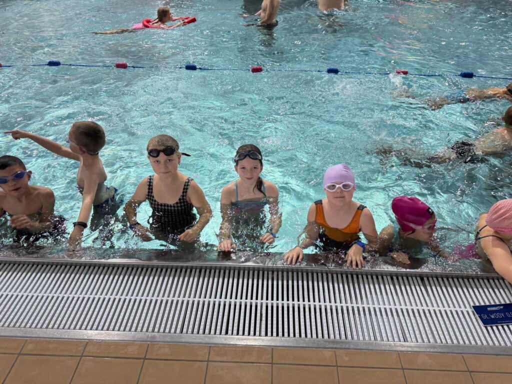 Udział uczniów szkół podstawowych z Miasta i Gminy Mikstat w programie „ABC Pływania”