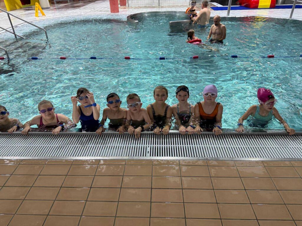 Udział uczniów szkół podstawowych z Miasta i Gminy Mikstat w programie „ABC Pływania”