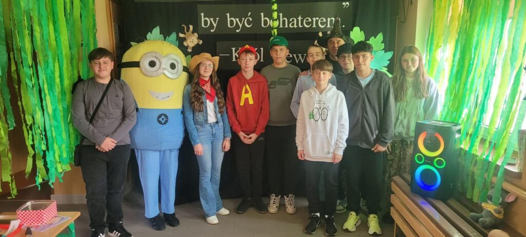 Dzień Postaci z Bajek w Szkole Podstawowej w Biskupicach Zabarycznych