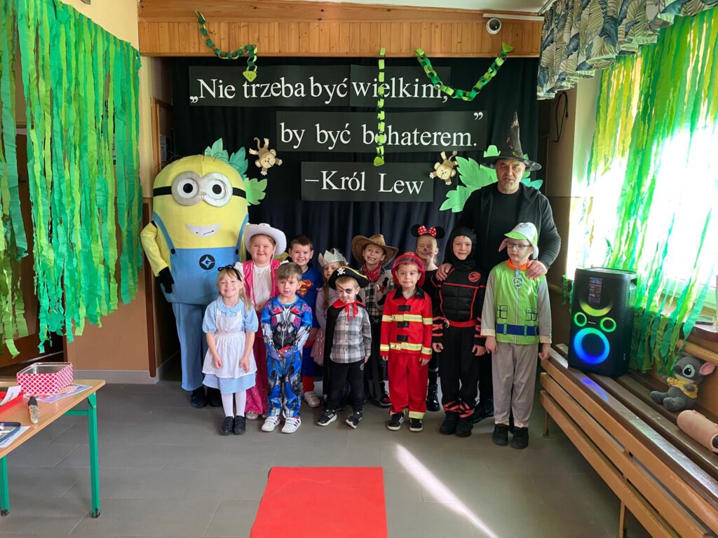 Dzień Postaci z Bajek w Szkole Podstawowej w Biskupicach Zabarycznych