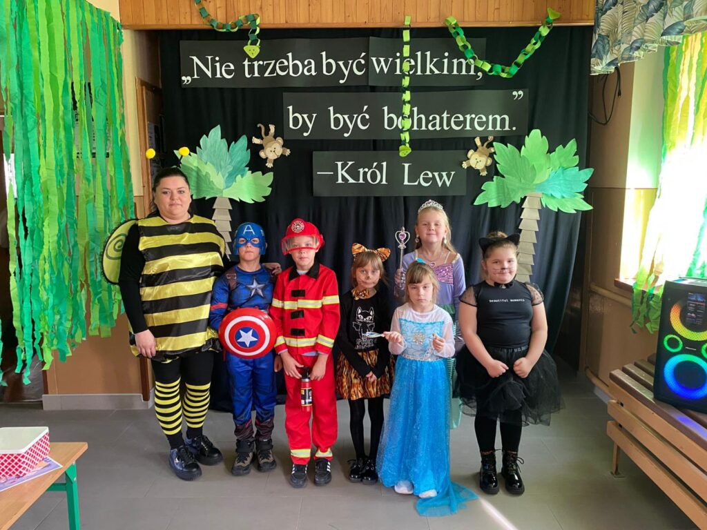 Dzień Postaci z Bajek w Szkole Podstawowej w Biskupicach Zabarycznych