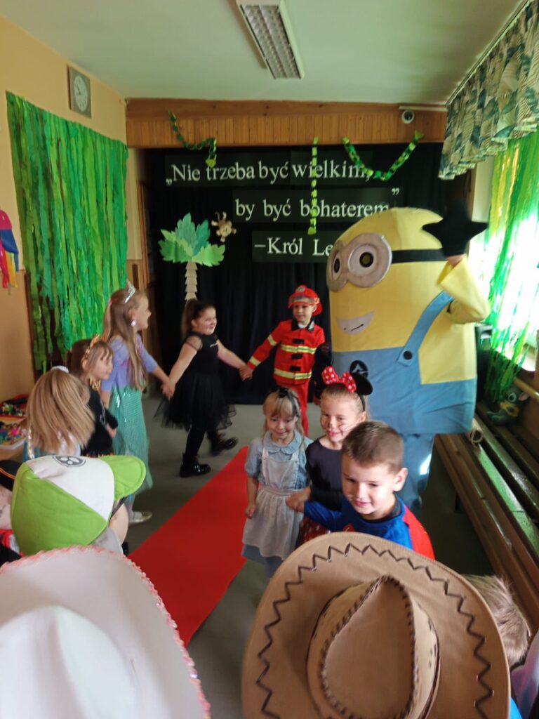 Dzień Postaci z Bajek w Szkole Podstawowej w Biskupicach Zabarycznych