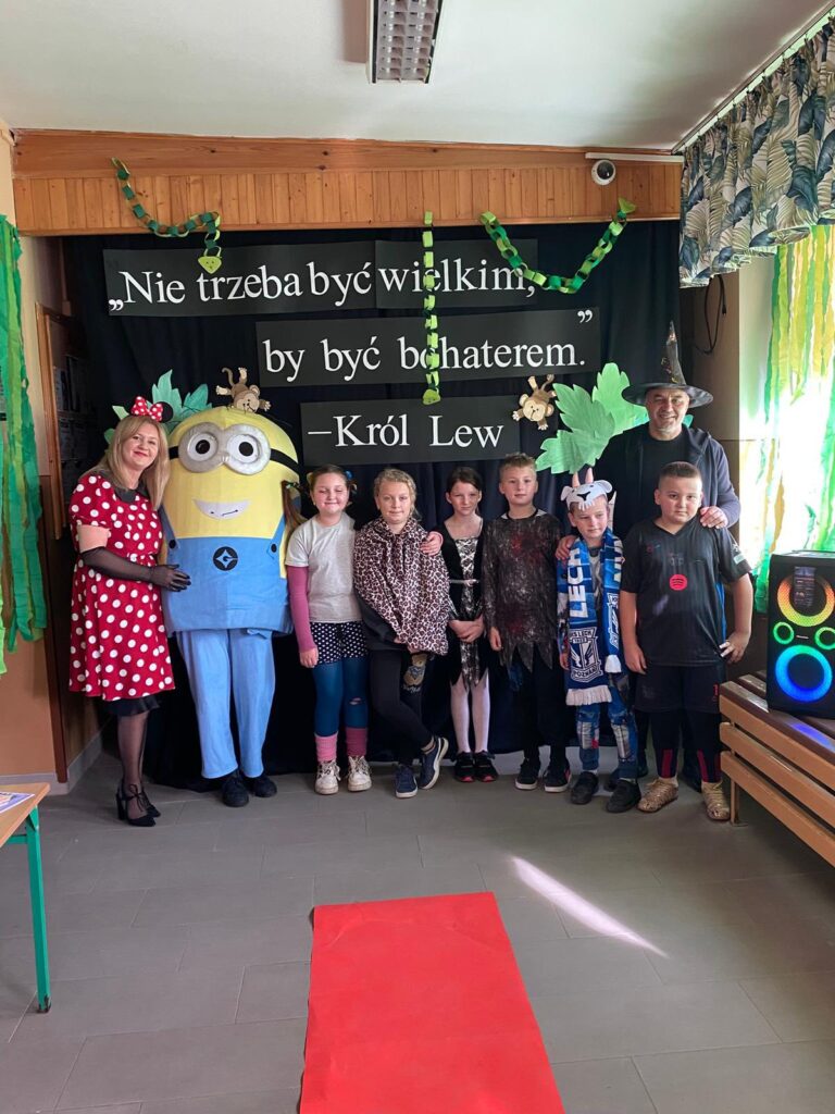 Dzień Postaci z Bajek w Szkole Podstawowej w Biskupicach Zabarycznych