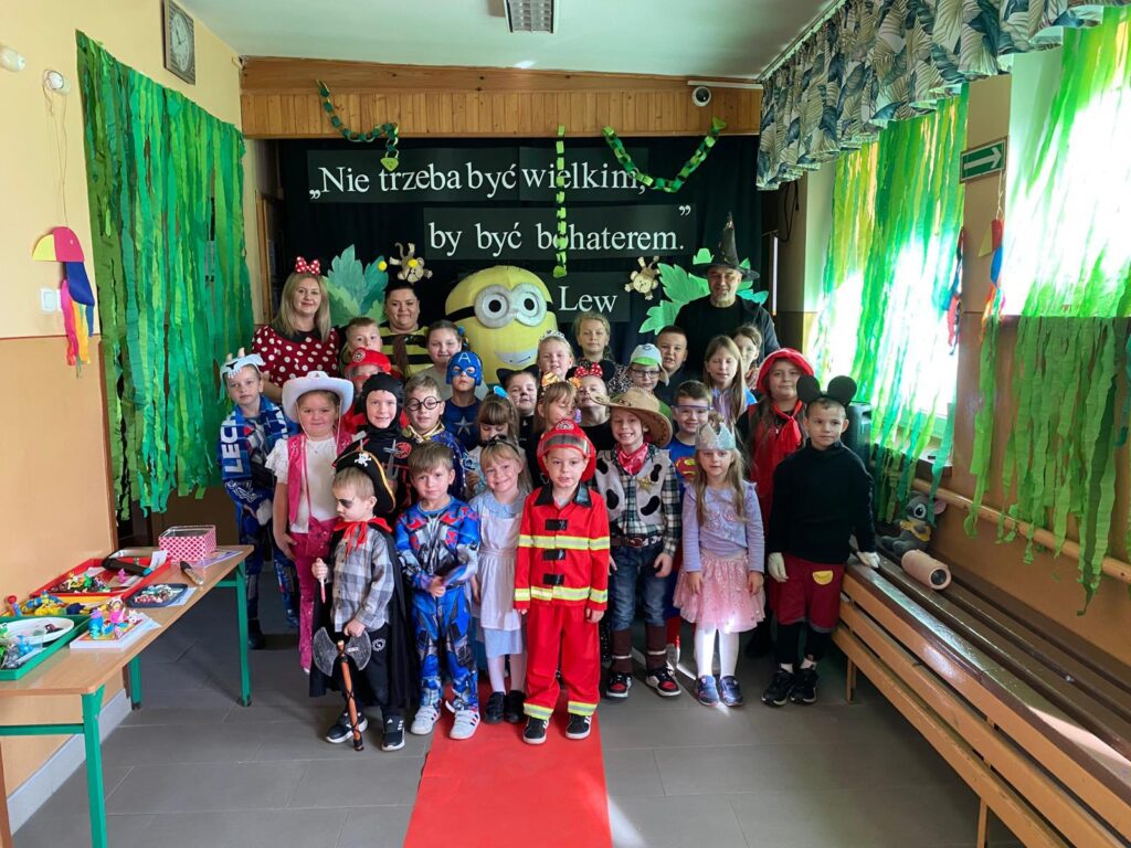 Dzień Postaci z Bajek w Szkole Podstawowej w Biskupicach Zabarycznych
