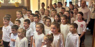 „Szkoła do hymnu” – patriotyczna chwila jedności w Szkole Podstawowej w Biskupicach Zabarycznych