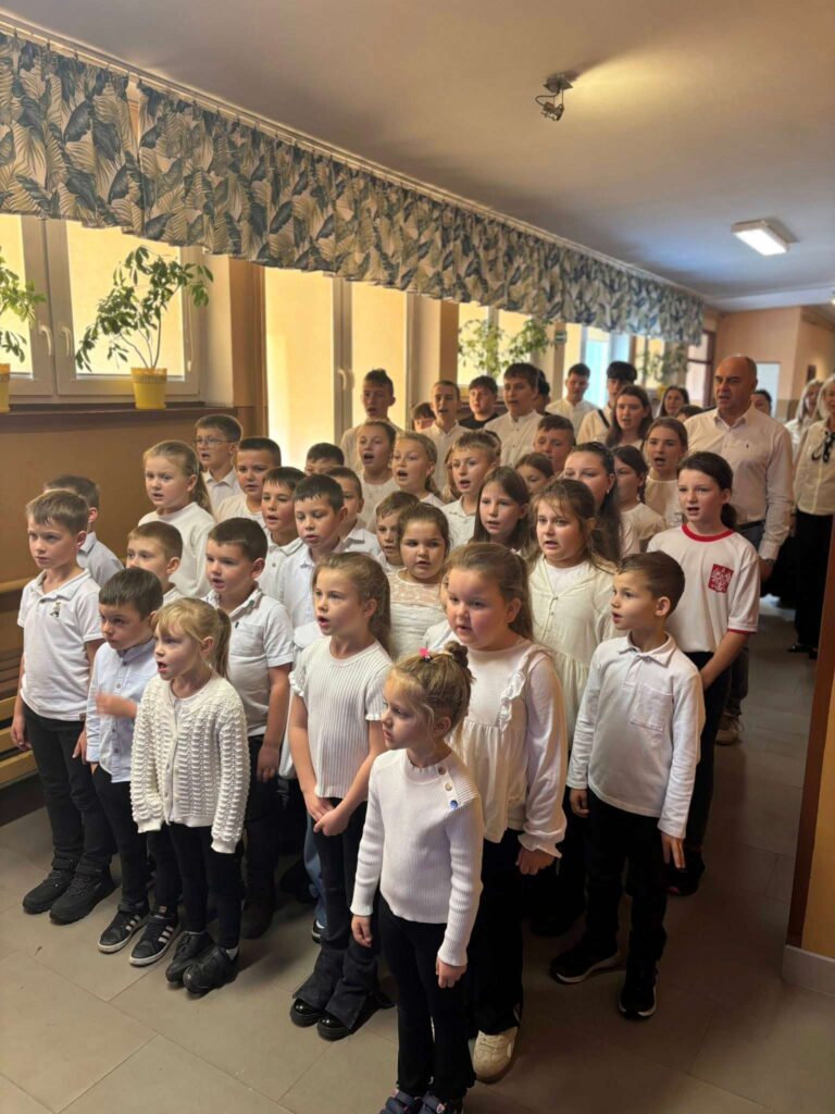 „Szkoła do hymnu” – patriotyczna chwila jedności w Szkole Podstawowej w Biskupicach Zabarycznych