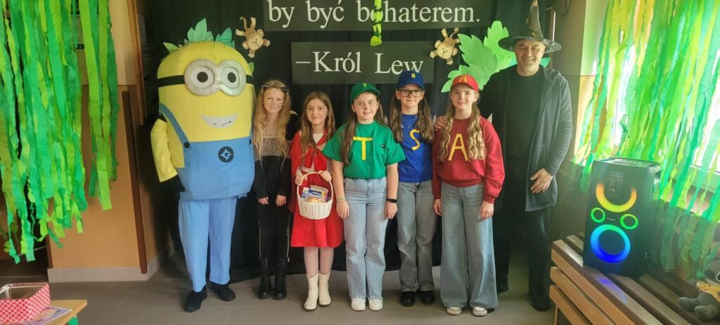 Dzień Postaci z Bajek w Szkole Podstawowej w Biskupicach Zabarycznych