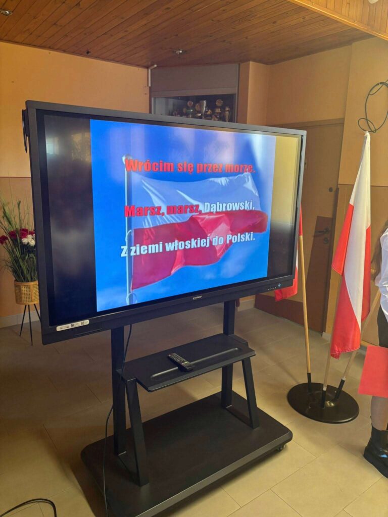 „Szkoła do hymnu” – patriotyczna chwila jedności w Szkole Podstawowej w Biskupicach Zabarycznych
