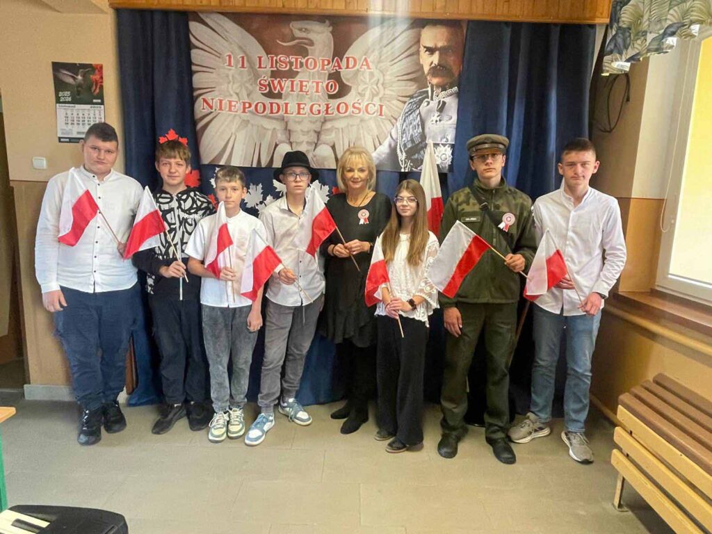 Uroczysty apel z okazji Narodowego Święta Niepodległości w SP w Biskupicach Zabarycznych