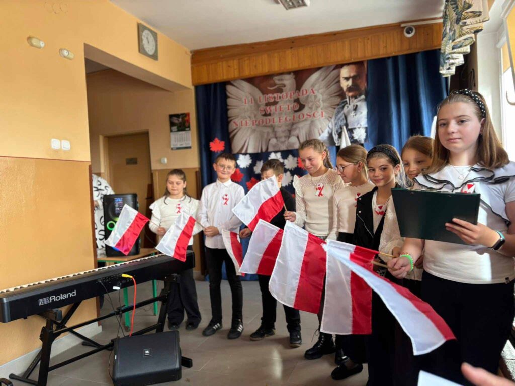 Uroczysty apel z okazji Narodowego Święta Niepodległości w SP w Biskupicach Zabarycznych