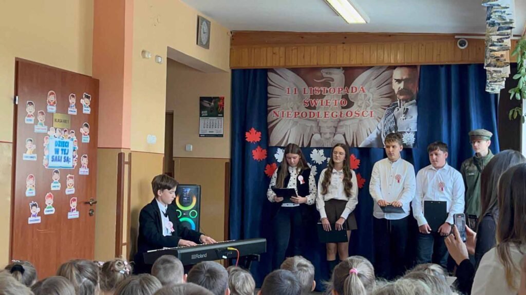 Uroczysty apel z okazji Narodowego Święta Niepodległości w SP w Biskupicach Zabarycznych