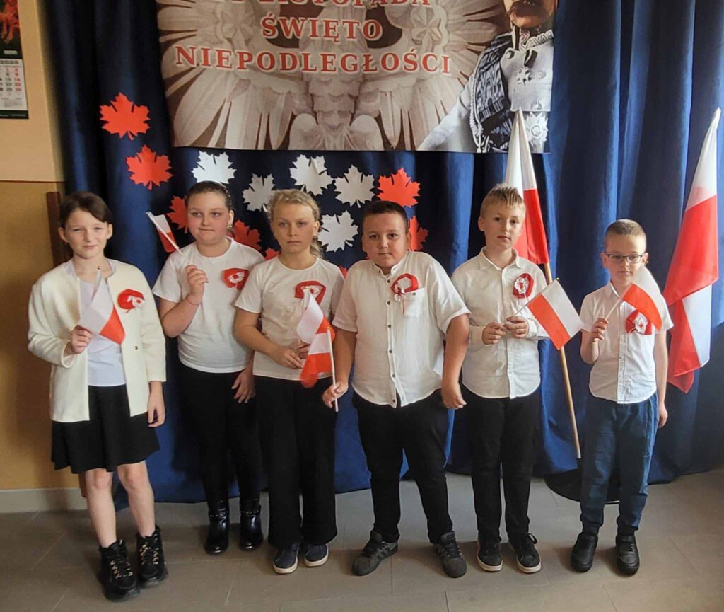 Uroczysty apel z okazji Narodowego Święta Niepodległości w SP w Biskupicach Zabarycznych