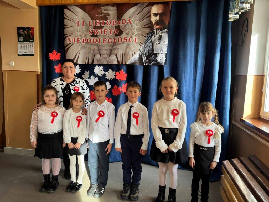 Uroczysty apel z okazji Narodowego Święta Niepodległości w SP w Biskupicach Zabarycznych