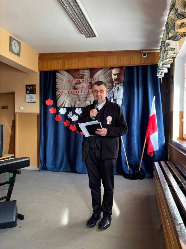 Uroczysty apel z okazji Narodowego Święta Niepodległości w SP w Biskupicach Zabarycznych