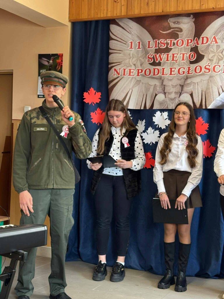 Uroczysty apel z okazji Narodowego Święta Niepodległości w SP w Biskupicach Zabarycznych