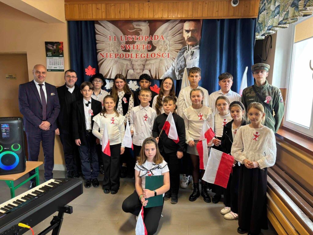 Uroczysty apel z okazji Narodowego Święta Niepodległości w SP w Biskupicach Zabarycznych
