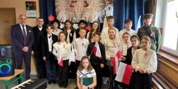 Uroczysty apel z okazji Narodowego Święta Niepodległości w SP w Biskupicach Zabarycznych