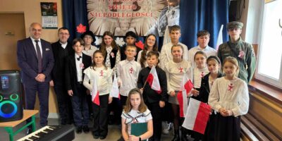 Uroczysty apel z okazji Narodowego Święta Niepodległości w SP w Biskupicach Zabarycznych