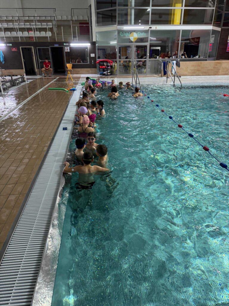 Udział uczniów szkół podstawowych z Miasta i Gminy Mikstat w programie „ABC Pływania”