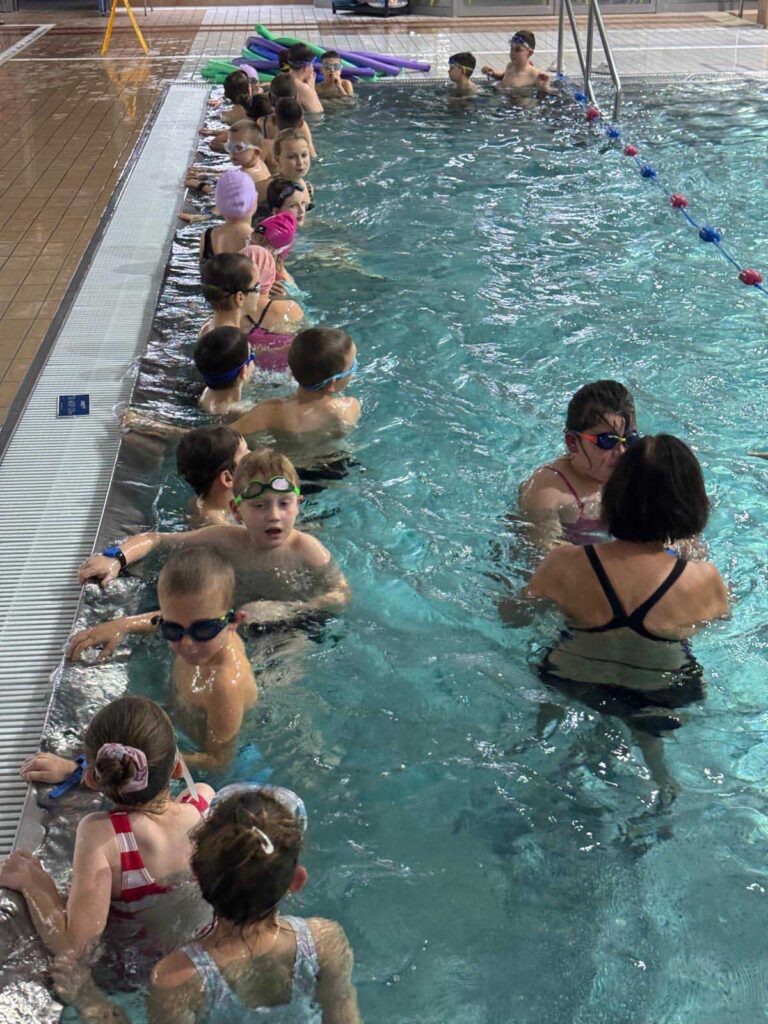 Udział uczniów szkół podstawowych z Miasta i Gminy Mikstat w programie „ABC Pływania”