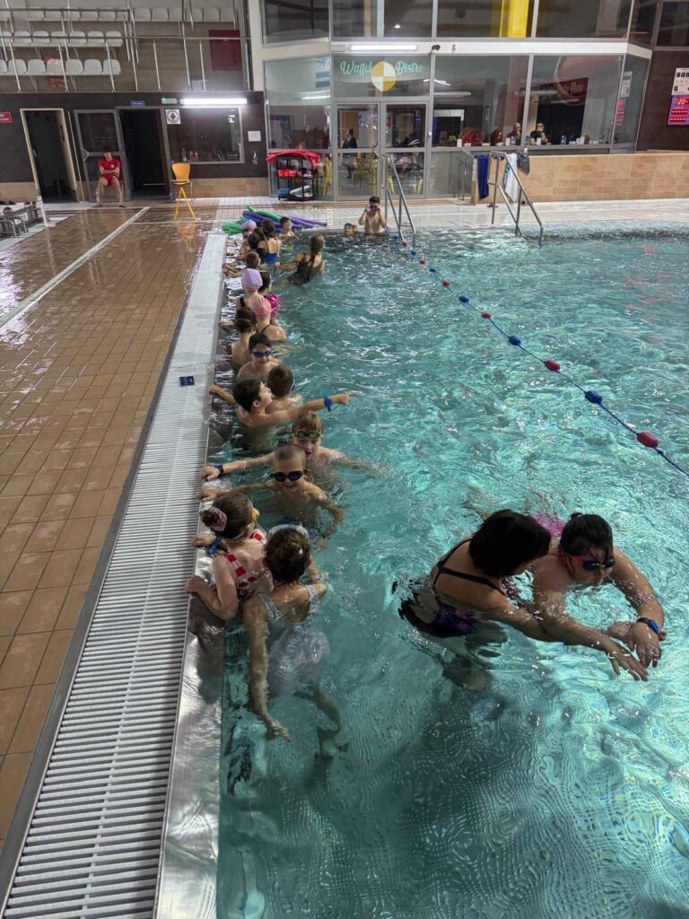 Udział uczniów szkół podstawowych z Miasta i Gminy Mikstat w programie „ABC Pływania”