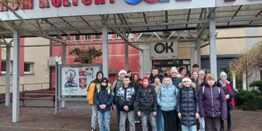 Wyjazd uczniów Szkoły Podstawowej w Kaliszkowicach Ołobockich na spektakl teatralny do Ostrzeszowskiego Centrum Kultury