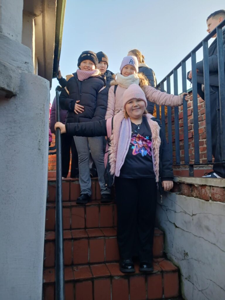 Wyjazd uczniów Szkoły Podstawowej z oddziałem przedszkolnym w Kaliszkowicach Ołobockich do Muzeum Regionalnego w Ostrzeszowie