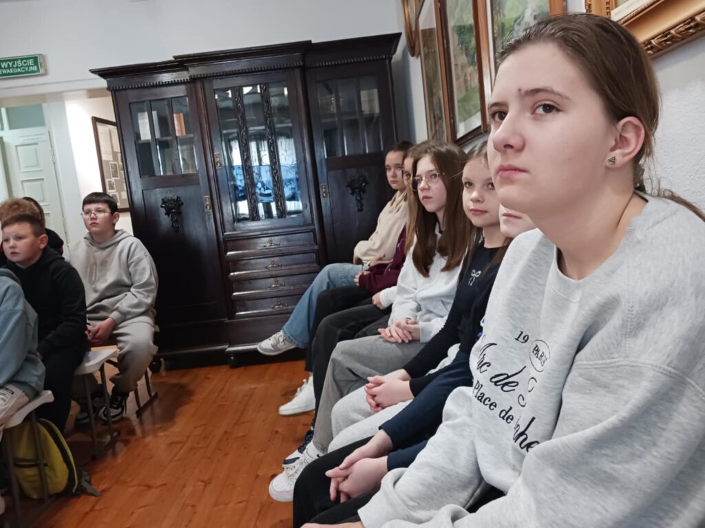 Wyjazd uczniów Szkoły Podstawowej z oddziałem przedszkolnym w Kaliszkowicach Ołobockich do Muzeum Regionalnego w Ostrzeszowie