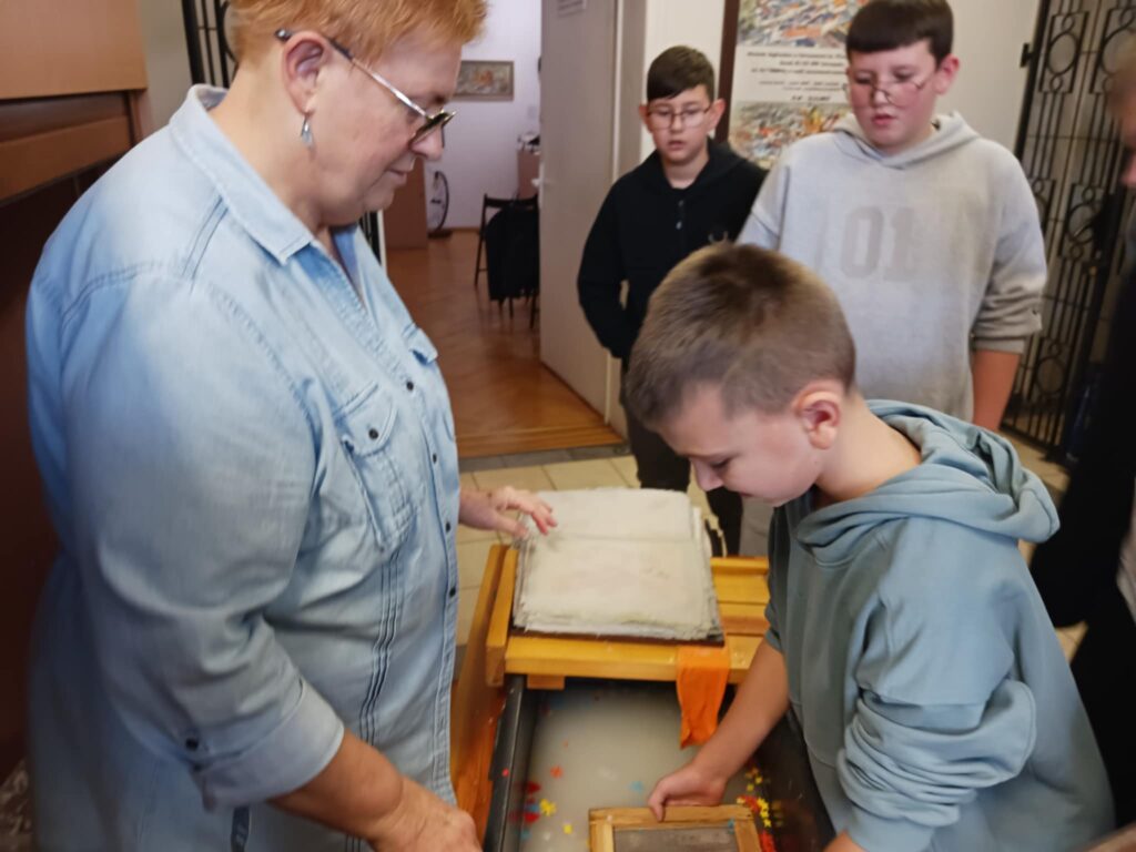 Wyjazd uczniów Szkoły Podstawowej z oddziałem przedszkolnym w Kaliszkowicach Ołobockich do Muzeum Regionalnego w Ostrzeszowie