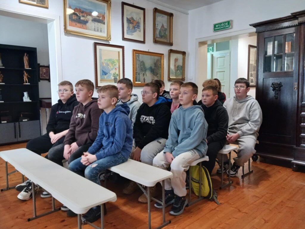 Wyjazd uczniów Szkoły Podstawowej z oddziałem przedszkolnym w Kaliszkowicach Ołobockich do Muzeum Regionalnego w Ostrzeszowie