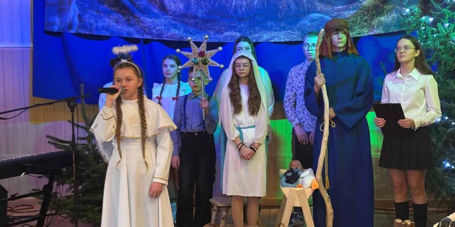 Bajkowe Jasełka na sali Wiejskiej w Biskupicach Zabarycznych – magia świąt,  bajek i wspólnoty