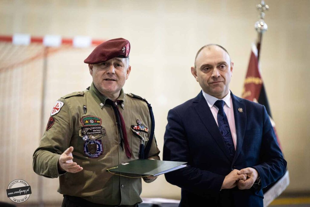 uroczystość poświęcenia i nadania sztandaru 1 Szczepowi ZHP Ziemi Mikstackiej im. Powstańców Wielkopolskich