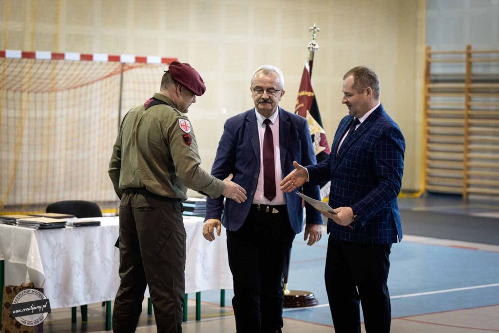 uroczystość poświęcenia i nadania sztandaru 1 Szczepowi ZHP Ziemi Mikstackiej im. Powstańców Wielkopolskich